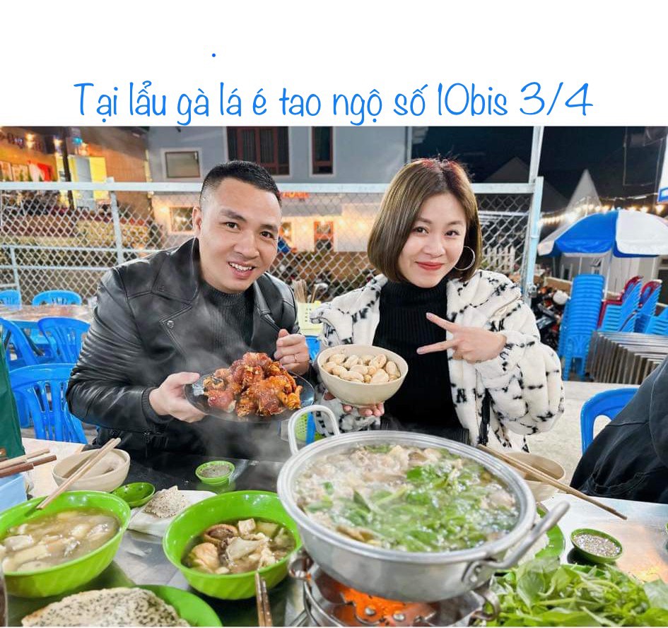 Khách check-in tại quán
