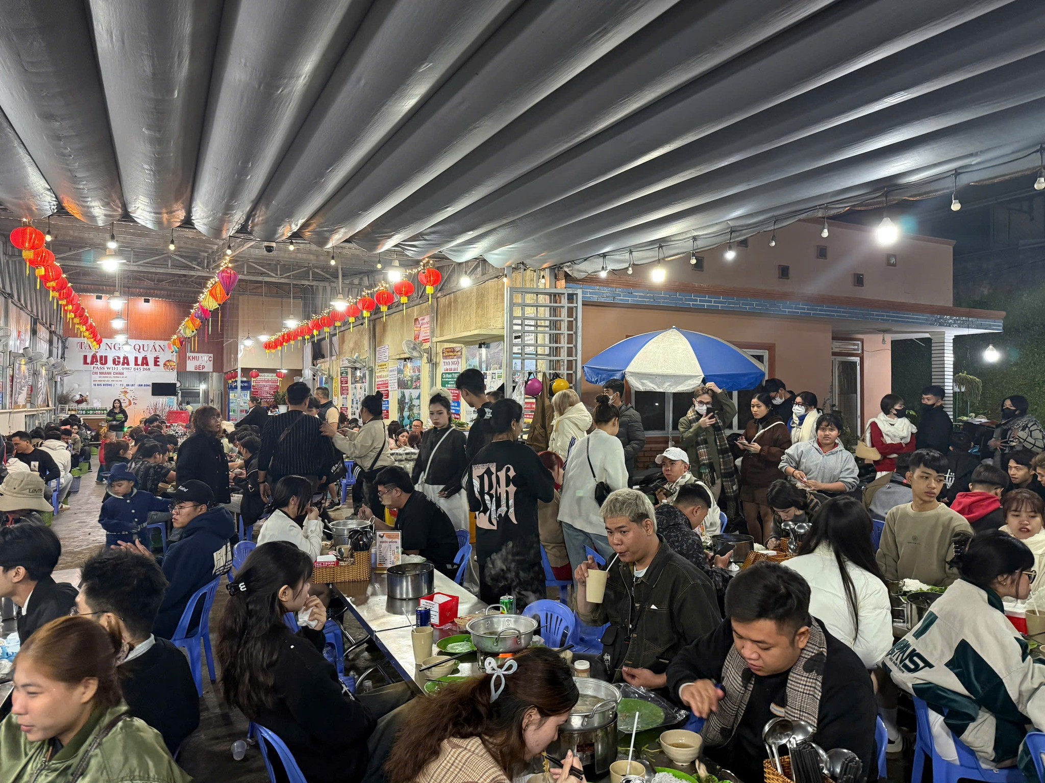 Quán đông khách buổi tối