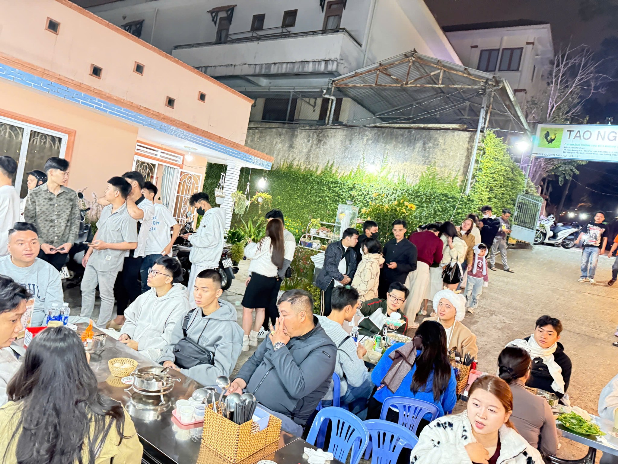 Khách xếp hàng đông