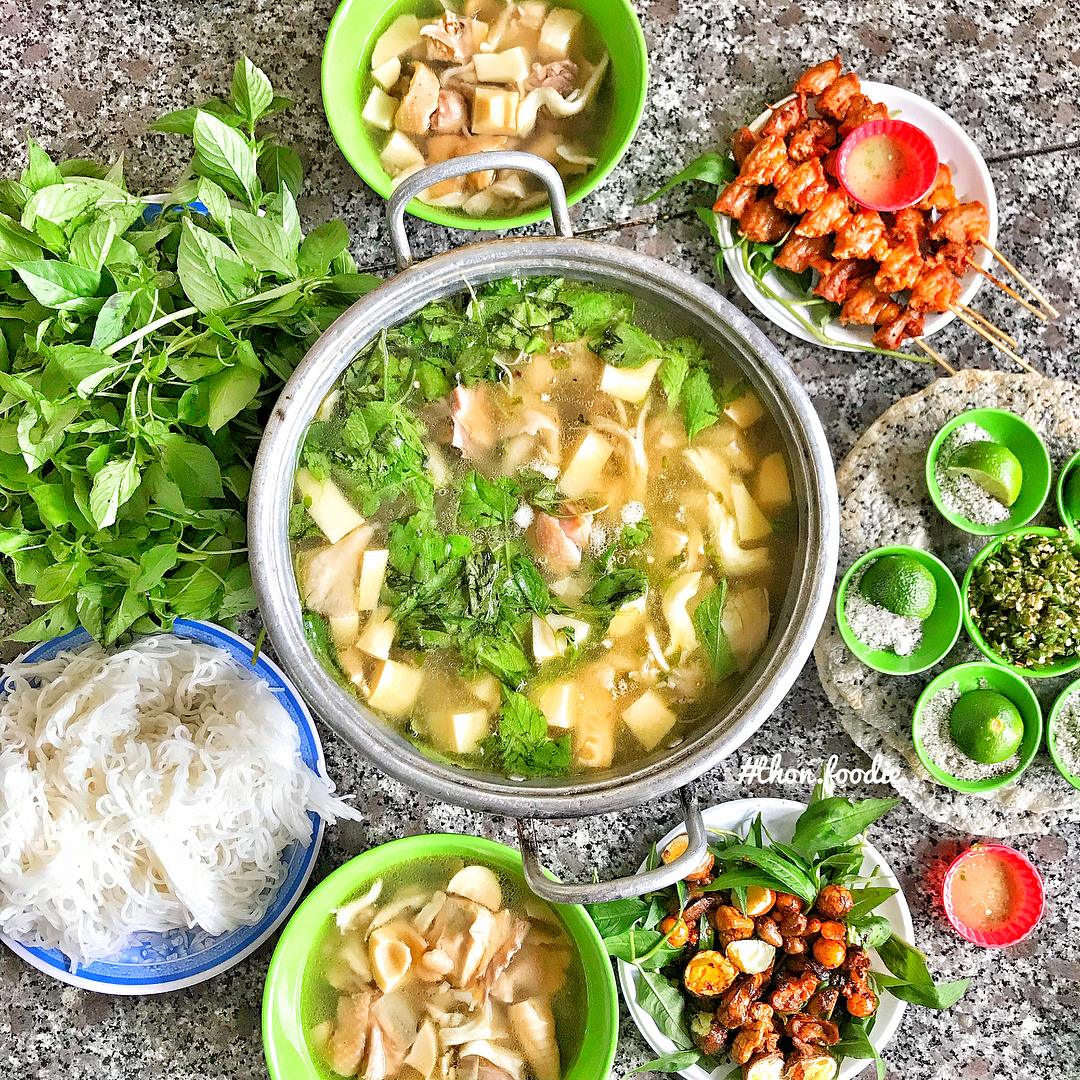Mâm lẩu gà lá é đầy đủ