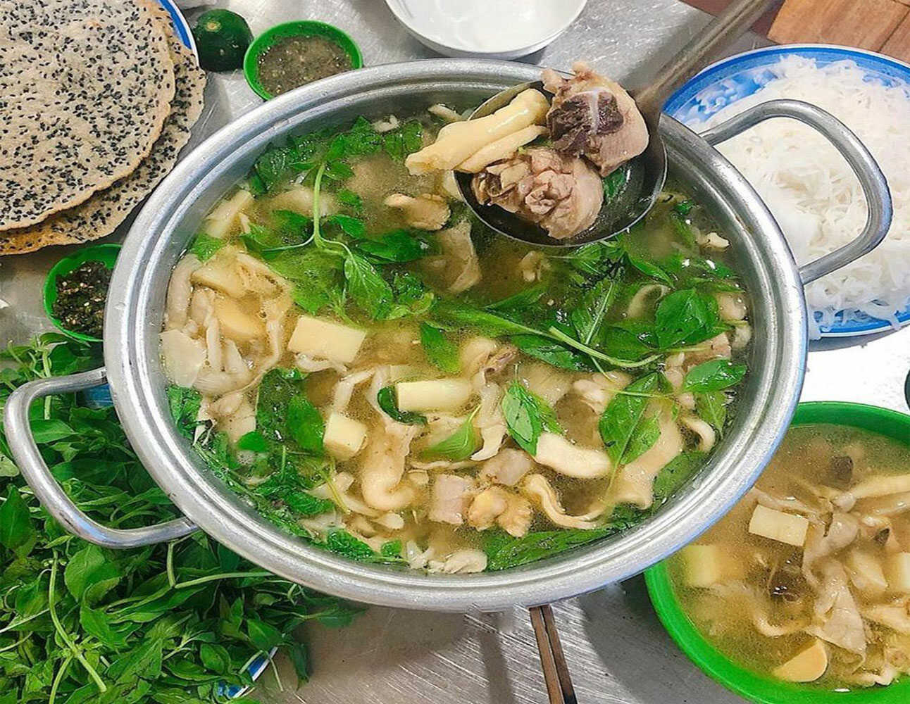 Nồi lẩu gà lá é nóng hổi tại Tao Ngộ Đà Lạt