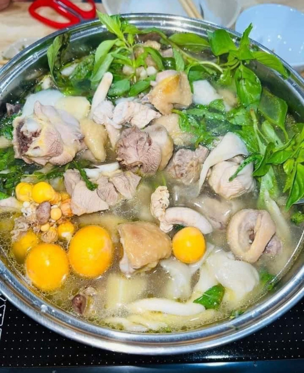 Lẩu gà nguyên con với trứng non, ngọc kê